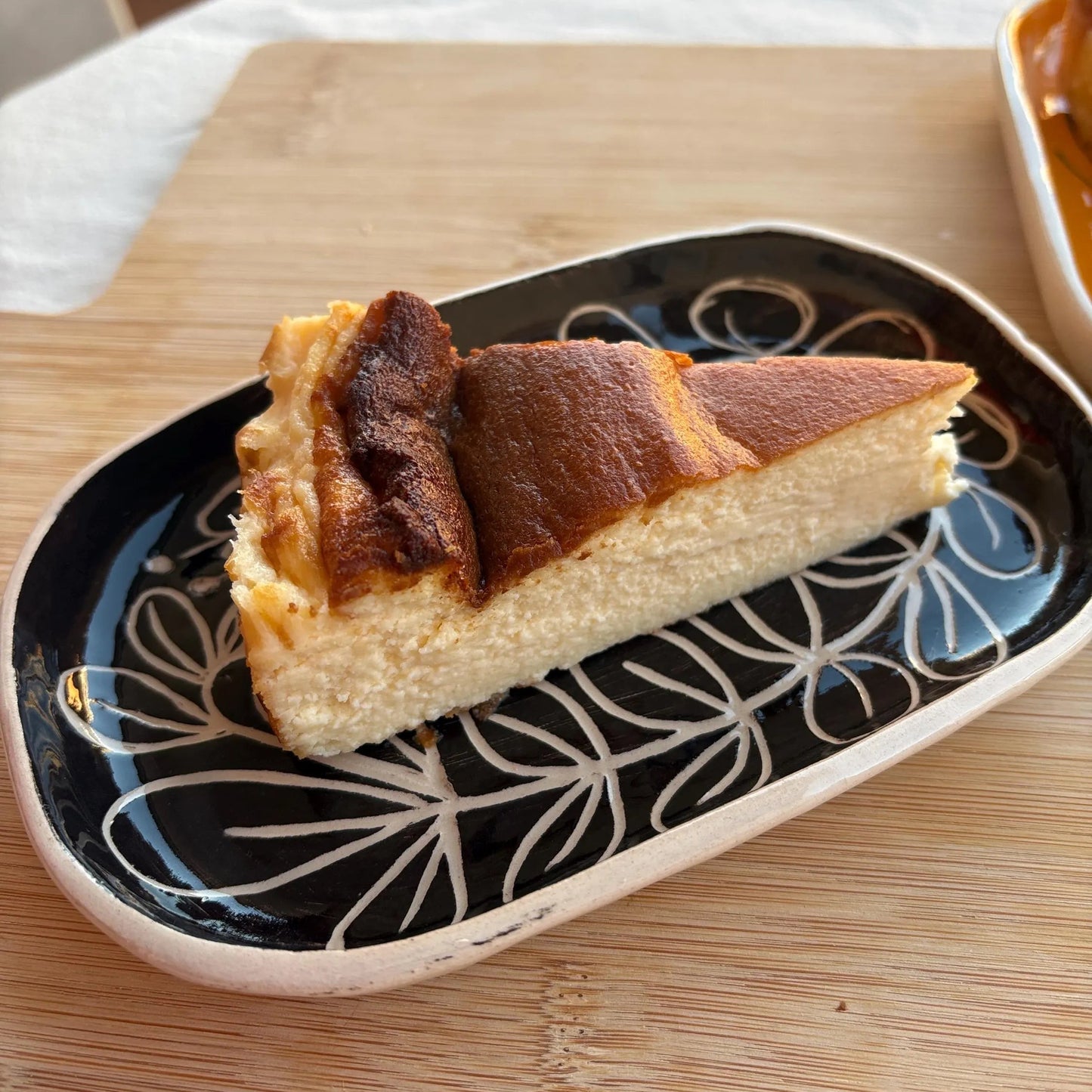 Plato de cerámica ilustrado - Para postre, tartas o bollería.