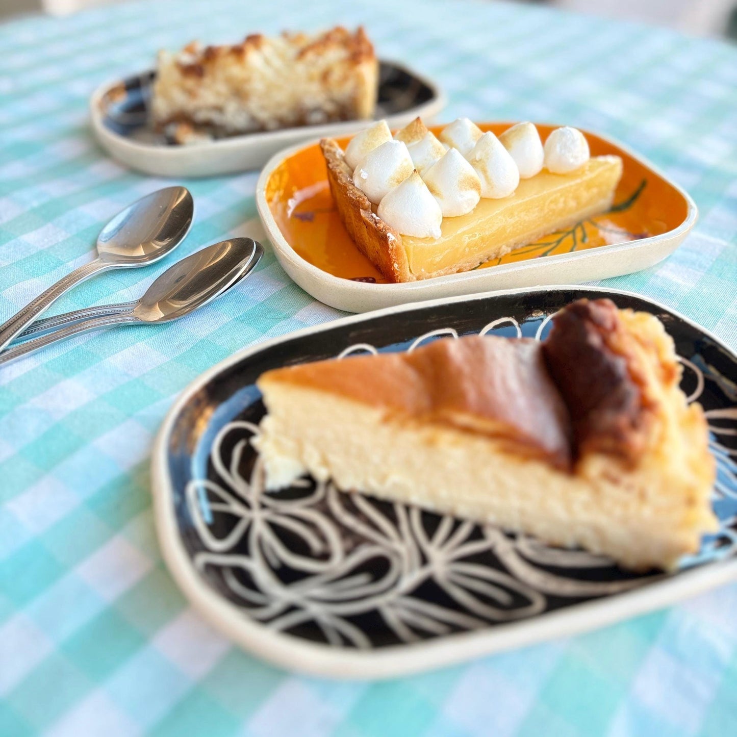 Plato de cerámica ilustrado - Para postre, tartas o bollería.