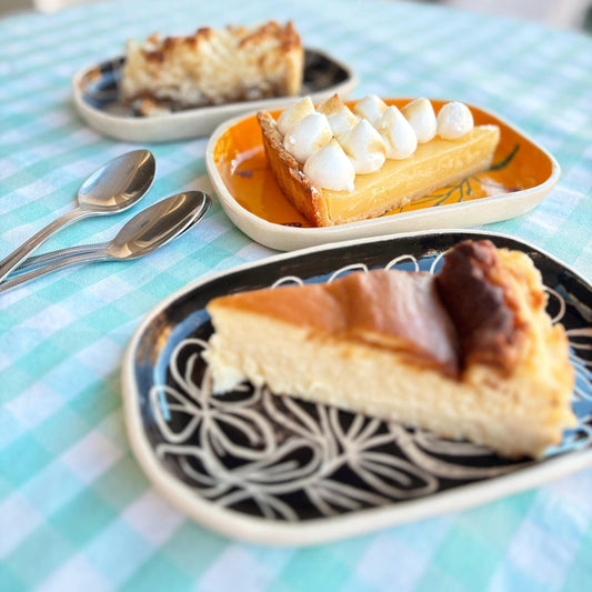 Plato de cerámica ilustrado - Para postre, tartas o bollería.